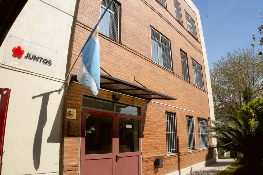 Entrada de CET Juntos con el cartel del centro, donde comienza cada jornada