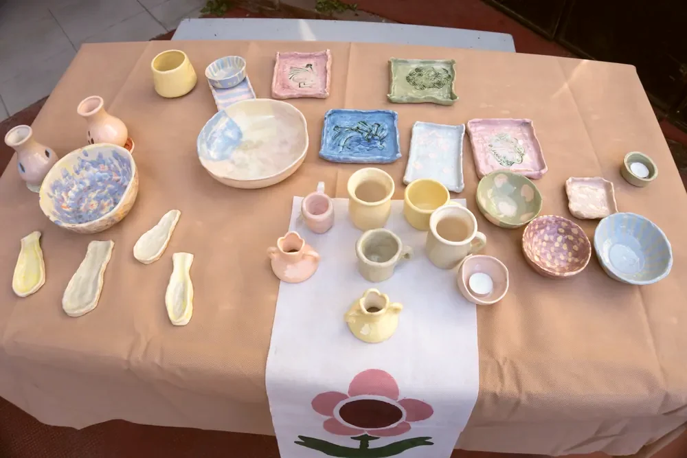 Piezas de cerámica hechas en el taller, exhibidas sobre una mesa