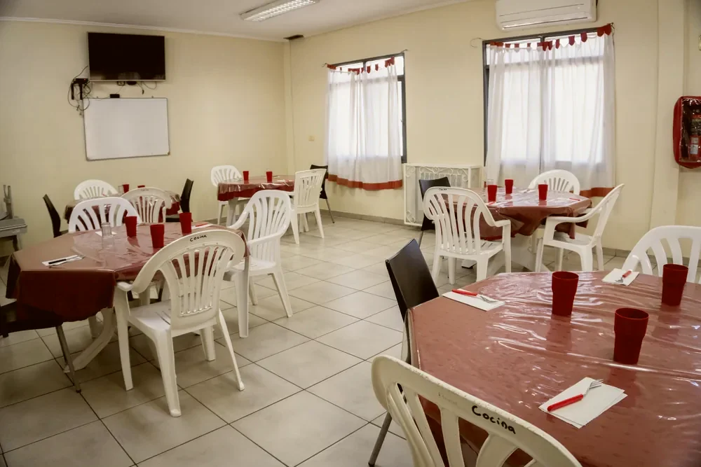 Comedor del centro con las mesas preparadas