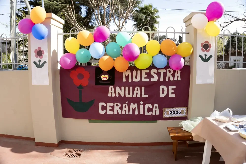 Cartel de la Muestra anual de cerámica decorado con globos