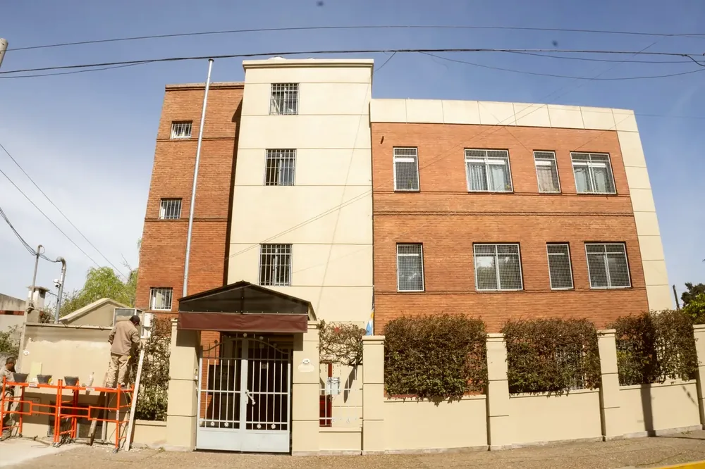 Frente del edificio de CET Juntos en Quintana 2406