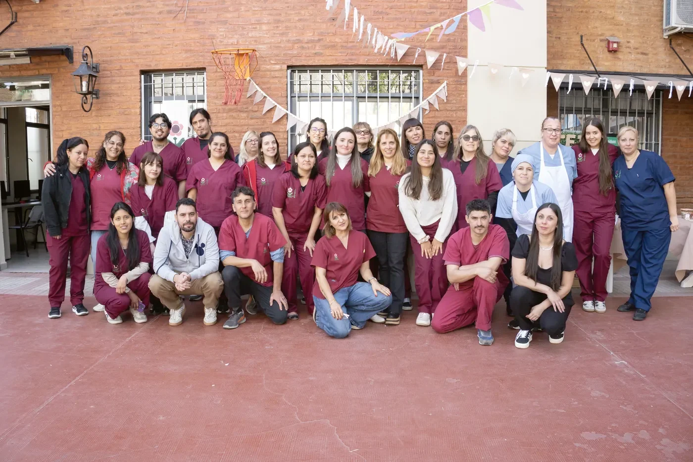 Equipo de profesionales de CET Juntos en el patio del centro