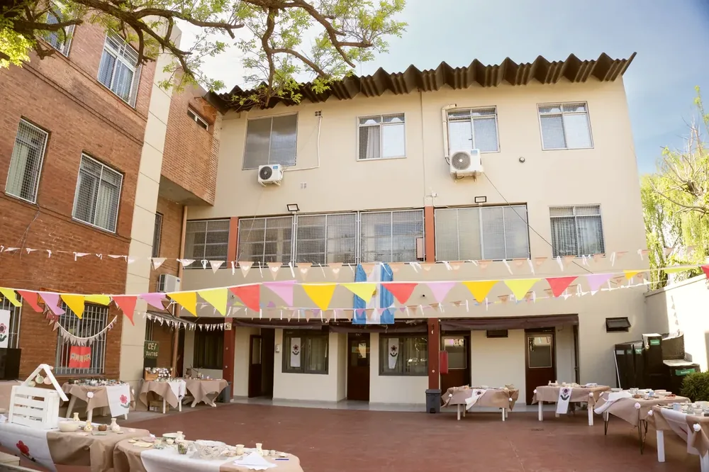 Patio del centro decorado con banderines para un encuentro